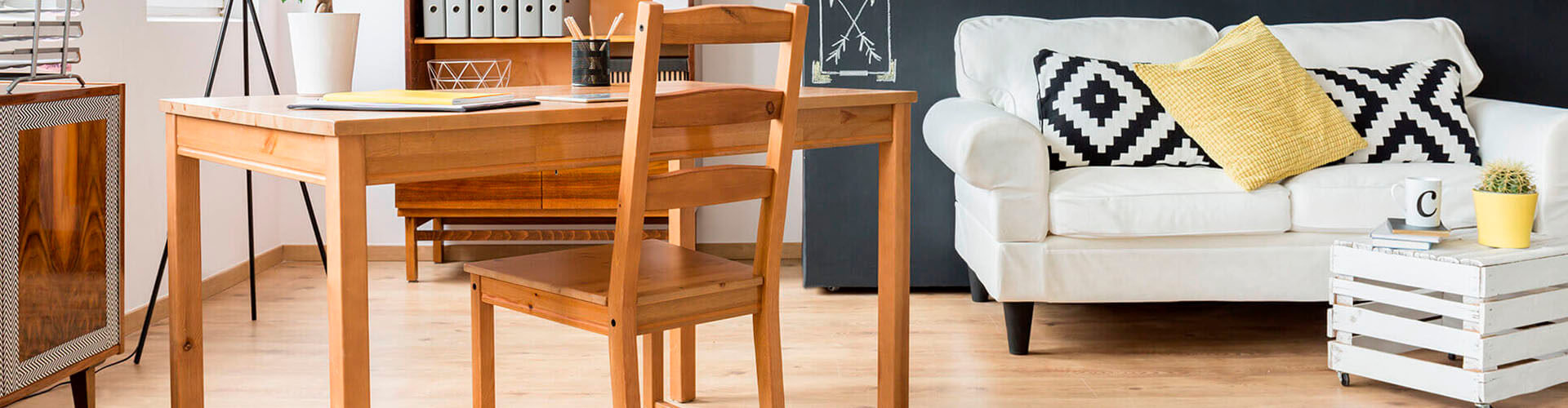 Simulador de hipotecas - Salón de casa con un sofá blanco y una mesa con sillas de madera Simulador de hipotecas - Salón de casa con un sofá blanco y una mesa con sillas de madera