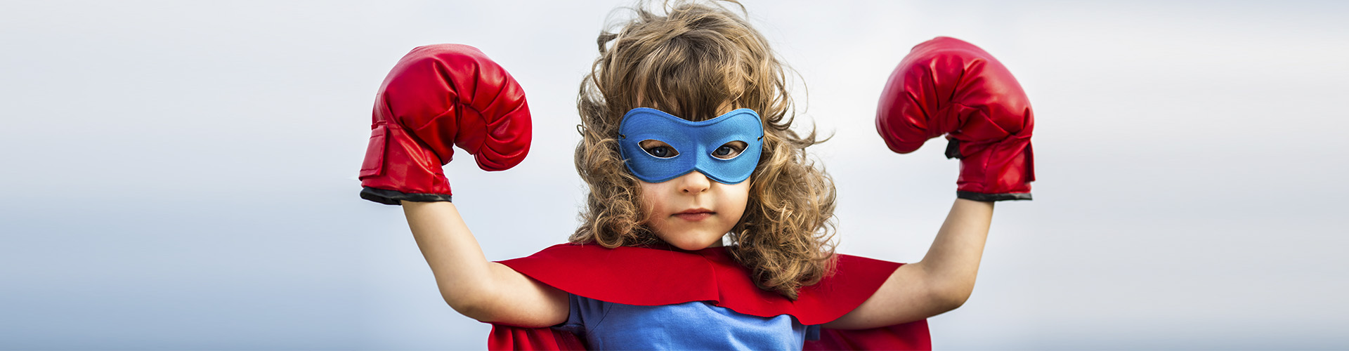 Programa En Marcha Infantil - Niño moreno con un disfraz de superman con un antifaz y guantes de boxeo mientras sonrie Programa En Marcha Infantil - Niño moreno con un disfraz de superman con un antifaz y guantes de boxeo mientras sonrie