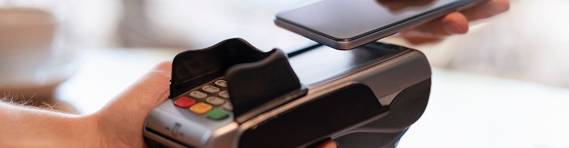 Contactless - Dispositivo móvil pagando en comercio Contactless - Dispositivo móvil pagando en comercio