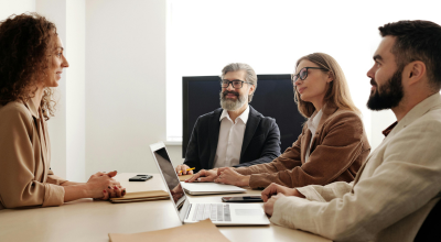 equipo de asesoramiento con una clienta