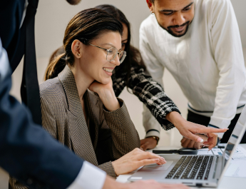 Equipo de trabajo en la oficina