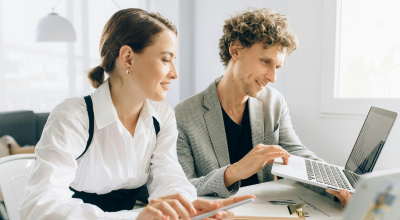 Compañeros trabajando delante del ordenador