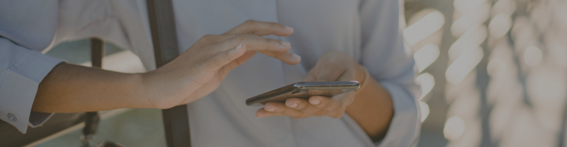 Manos de una mujer usando un móvil