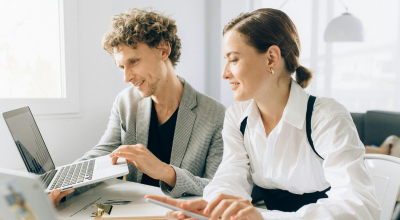Compañeros de trabajo en oficina