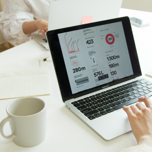 Pantalla de ordenador con gráficos