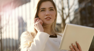 Chica hablando por teléfono por la calle