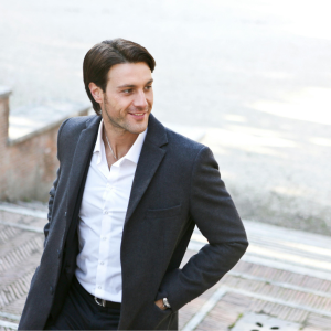 Hombre joven con traje por la calle