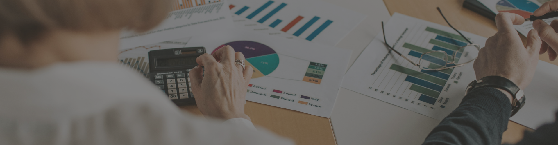 Mesa con papeles de gráficos