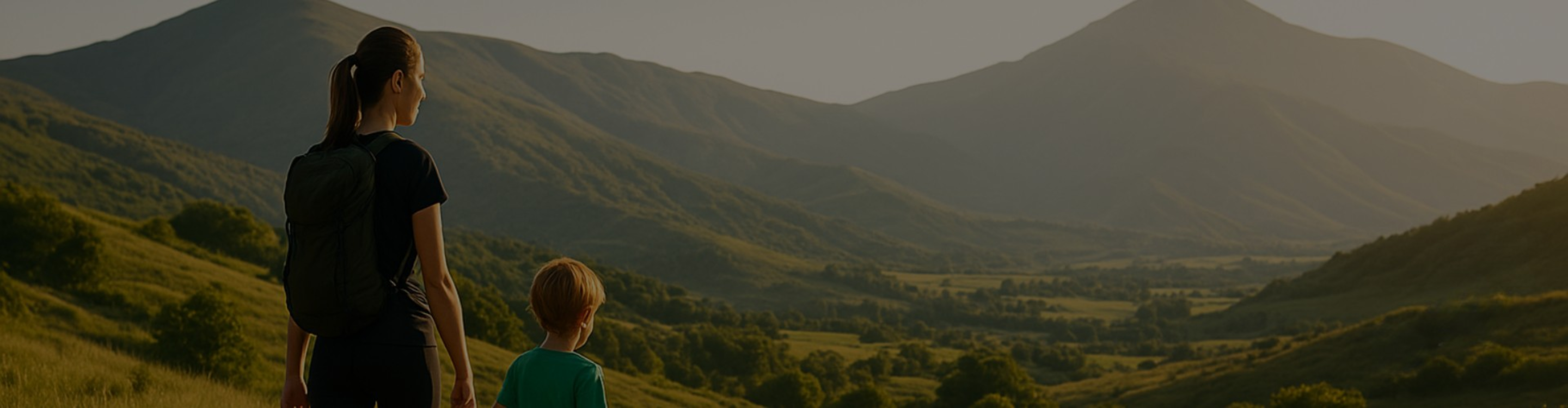 Mujer y niño de espaldas en el monte