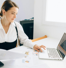 Mujer trabajando en el ordenador