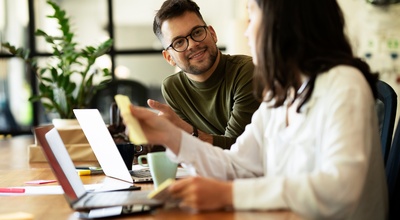 Chico y chica en oficina mirándose