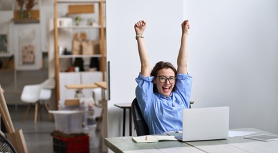 Mujer con los brazos levantados celebrando