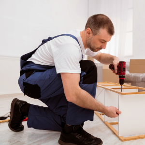 Hombre construyendo un mueble