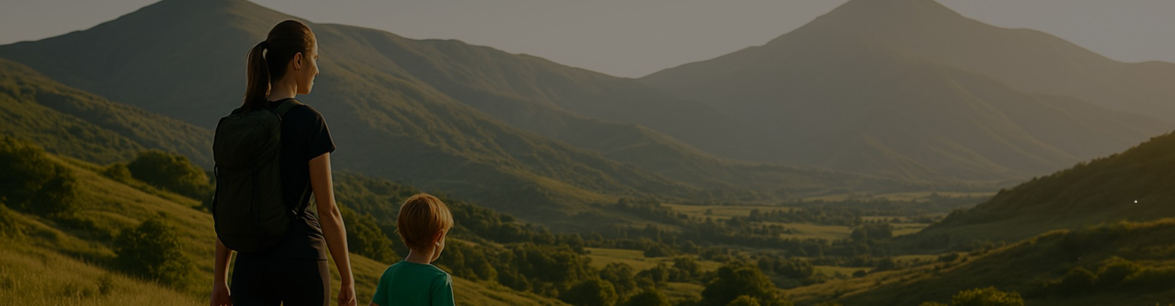 Mujer y niño de espaldas en el monte