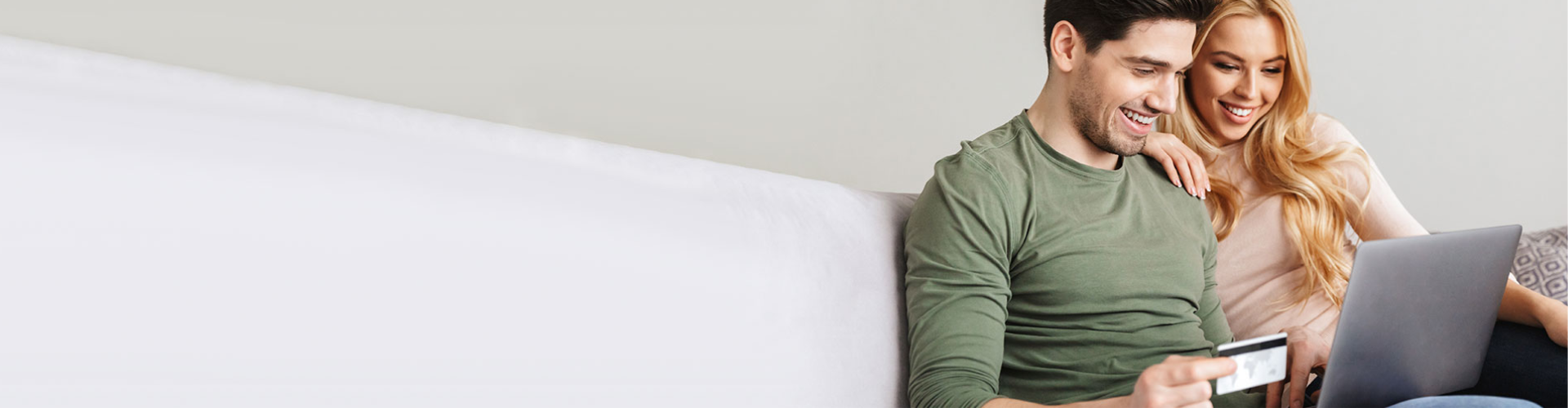 Pareja haciendo compras online