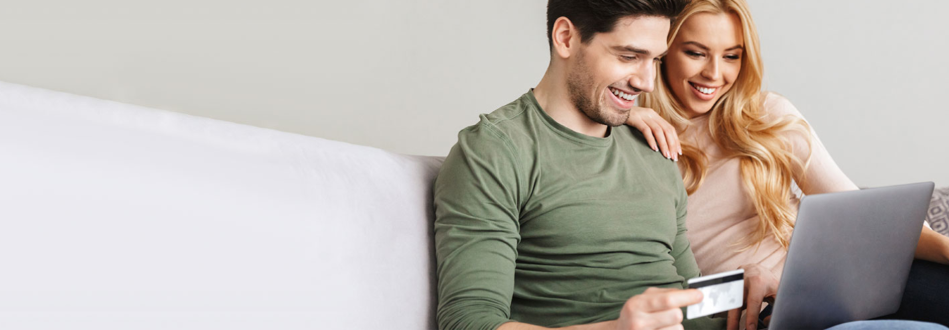 Pareja haciendo compras por internet