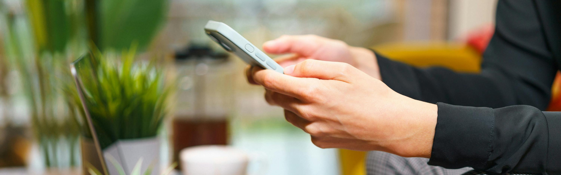 Manos de un hombre usando un movil