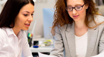 Dos compañeras de trabajo en oficina