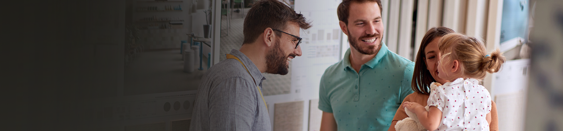 Familia con el dependiente de una tienda