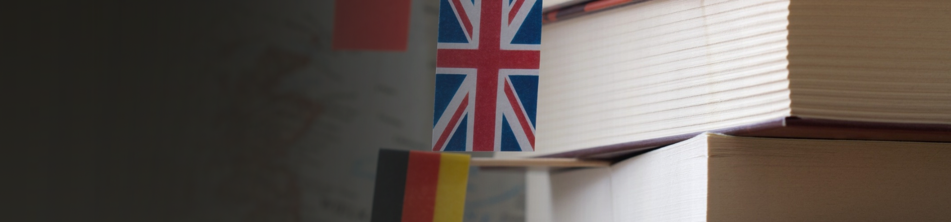 Libros con la bandera británica entre las hojas