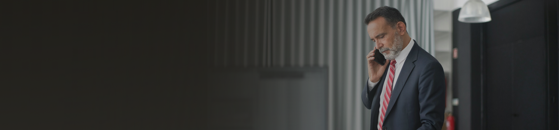 Hombre de traje hablando por teléfono