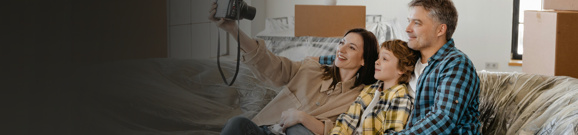 Familia haciéndose una foto en su nueva casa