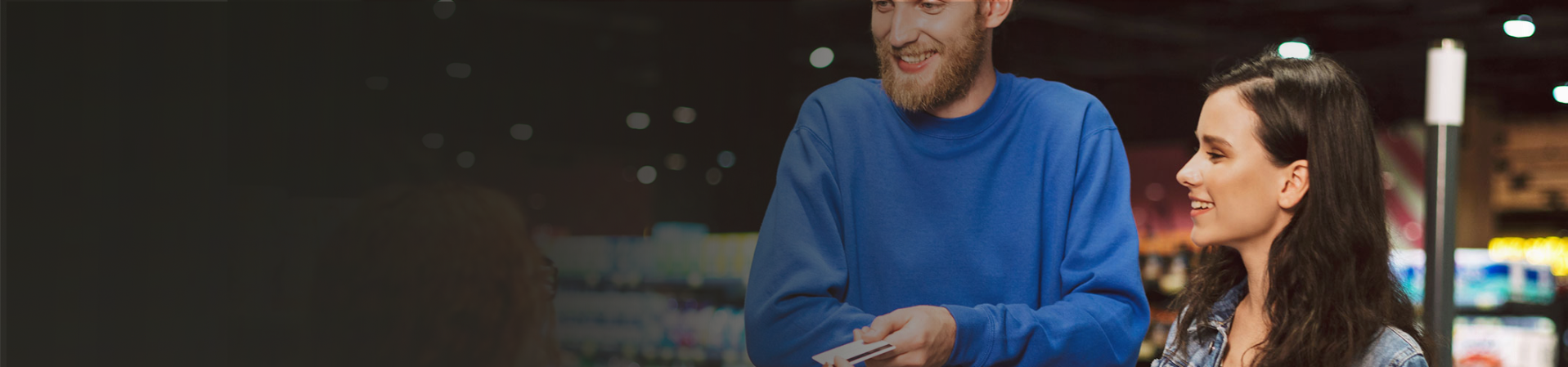 Hombre y mujer en el cajero de una tienda