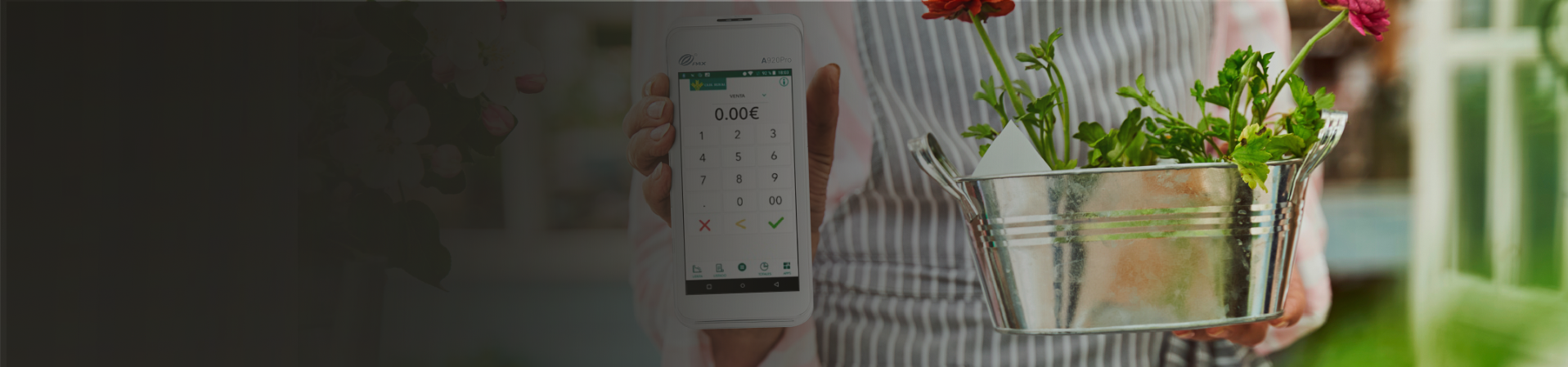 Mujer sujetando un TPV Virtual