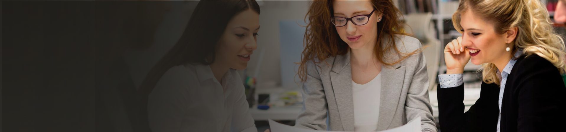 Dos compañeras trabajando