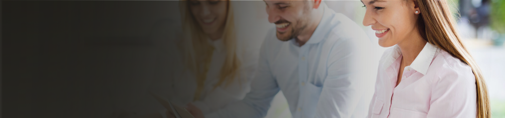 Mujer y hombre trabajando en la oficina