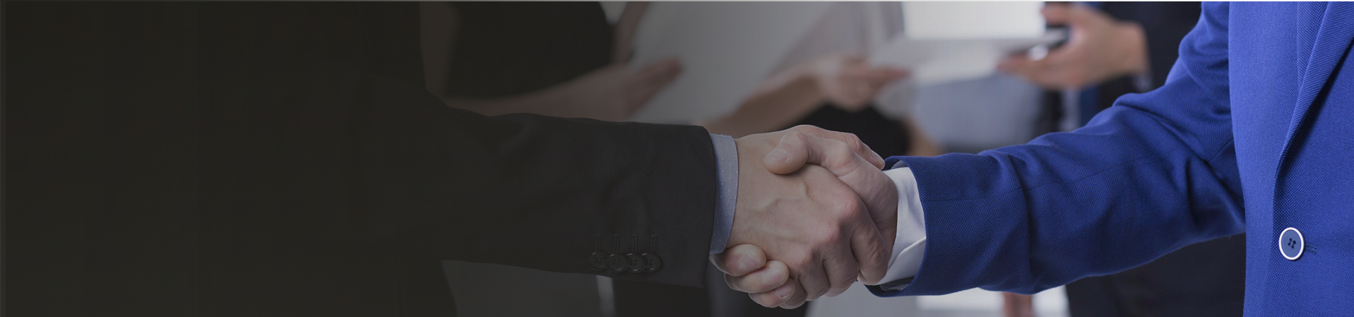 Dos hombres dándose la mano