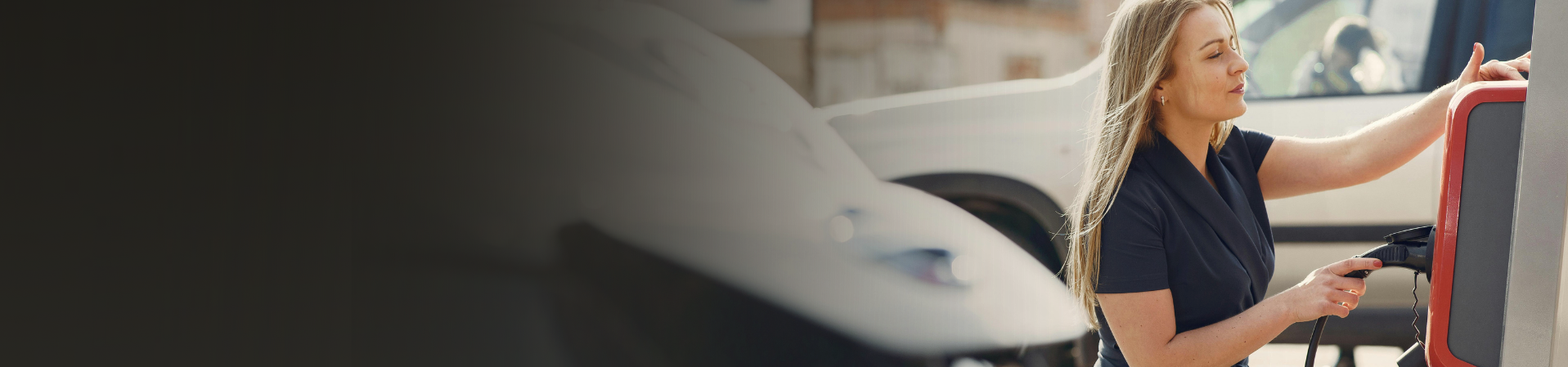 Mujer cargando su coche eléctrico