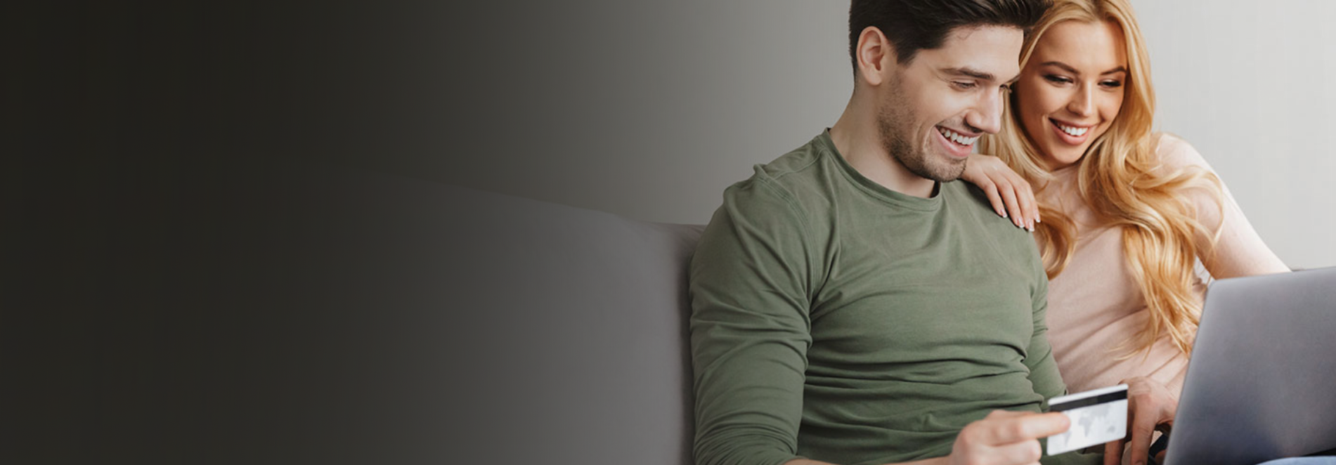 Pareja en el sofá haciendo compras en internet