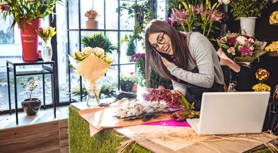 Mujer trabajando en floristería