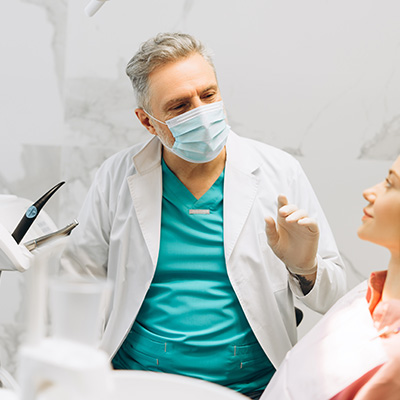 Dentista en su consulta con una paciente