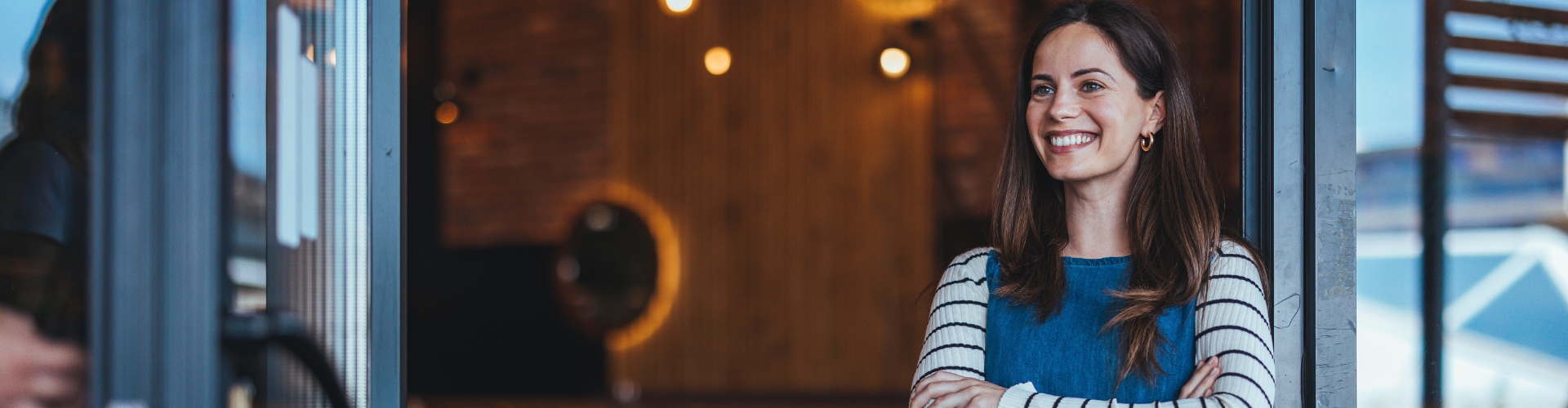 Mujer con delantal mirando a cara y sonriendo