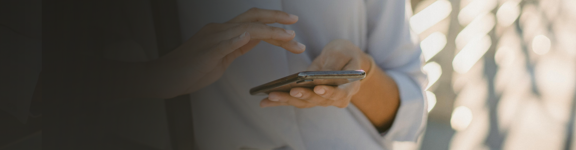 Primer plano de manos de mujer con un móvil