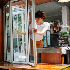 Mujer abriendo su tienda
