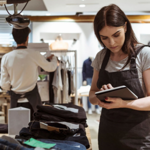 Mujer trabajando en su tienda