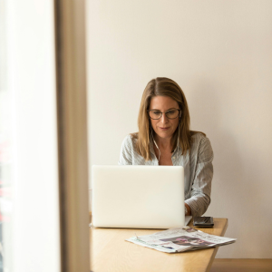 Mujer trabajando en ordenador