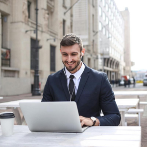 Hombre con ordenador sonriendo