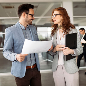 Mujer y hombre en la oficina