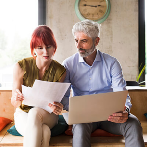 Compañeros de trabajo mirando papeles