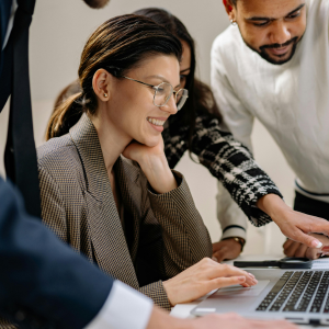 Compañeros de trabajo mirando cosas en el ordenador