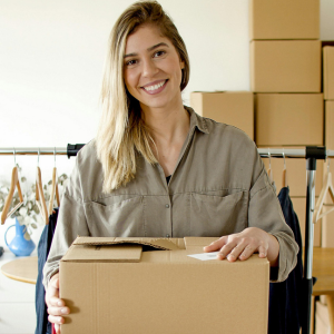 Mujer rubia con cajas