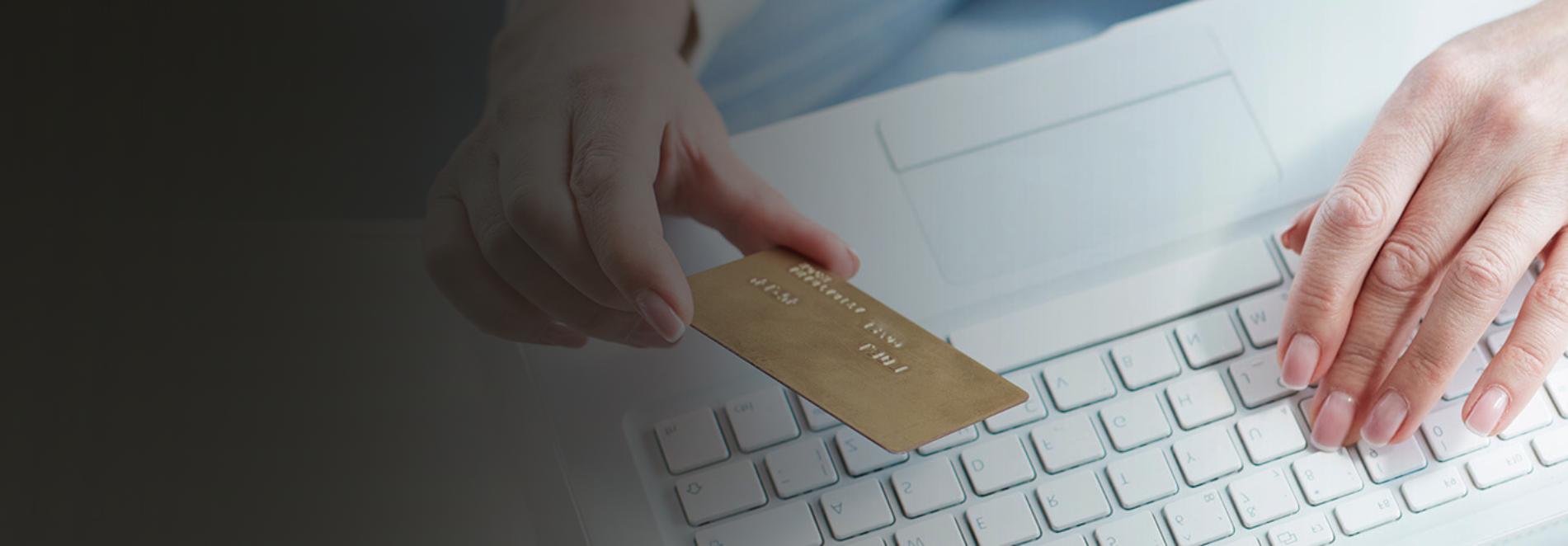 Manos de mujer con tarjeta de crédito haciendo compra online