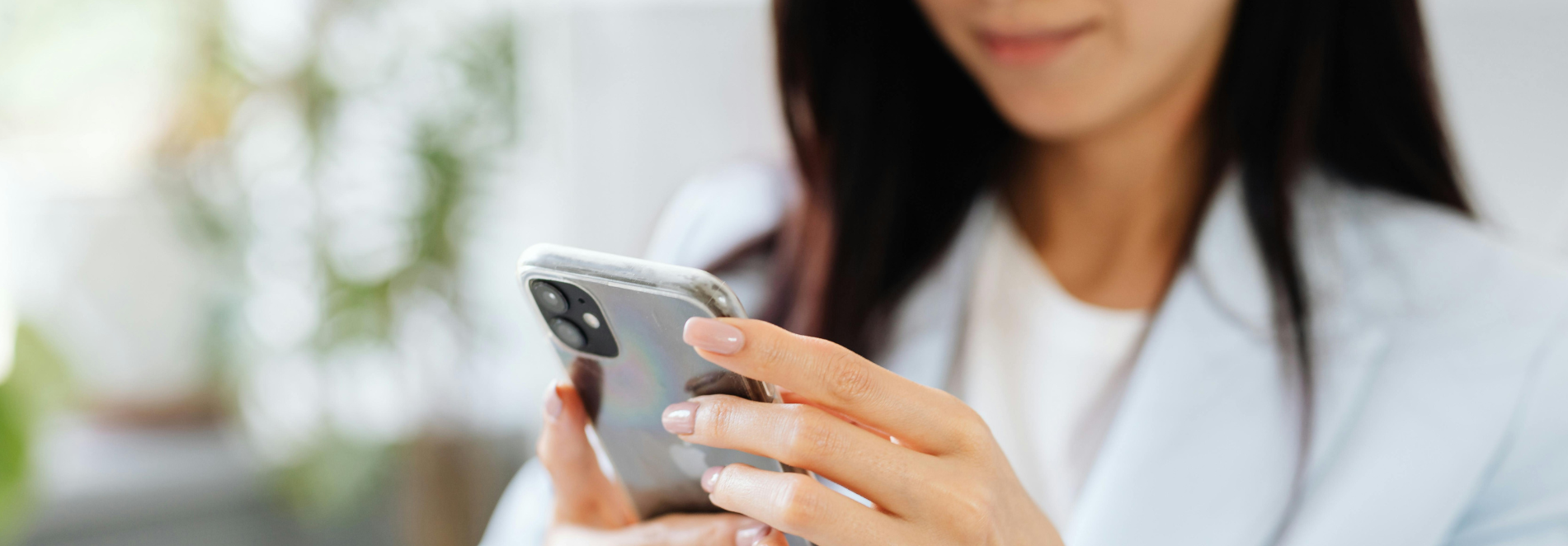 Mujer con móvil