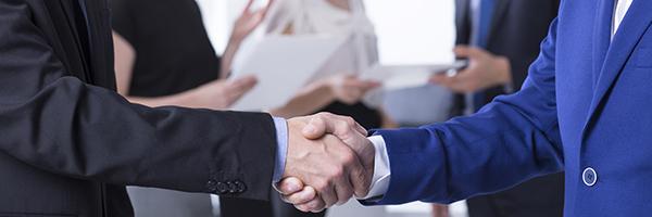 Apretón de manos en acuerdo de leasing