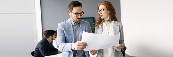 Empresarios leyendo papeles