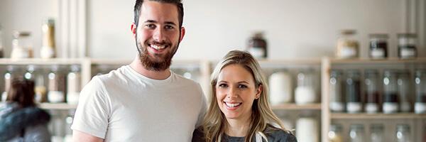 Mujer y hombre en su tienda